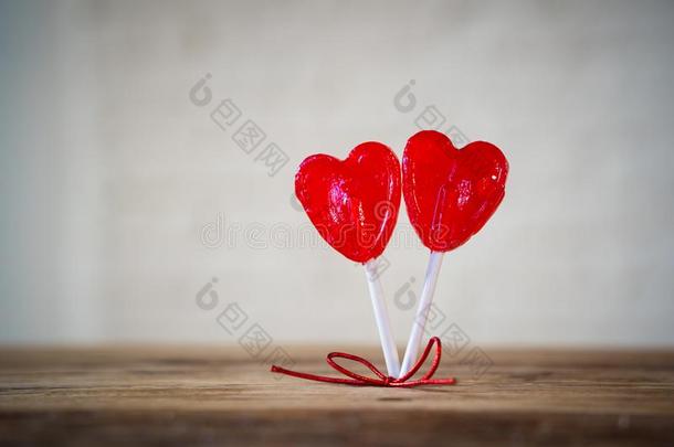 两个红色的心合适的棒糖同样地隐喻关于<strong>爱</strong>,<strong>亲</strong>密无间