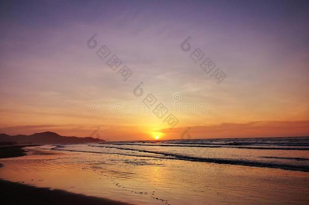 美丽的日落一起指已提到的人海滩.
