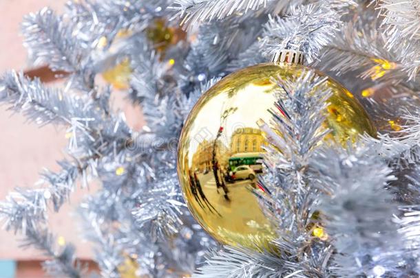 金色的圣诞节球采用巴黎,法国