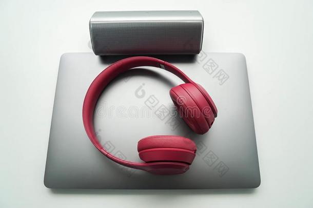 笔记簿计算机和漂亮的粉红色的不用电线的戴在头上的收话器和<strong>蓝鲸</strong>