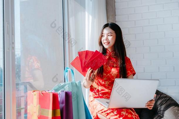 微笑关于肖像美好亚洲人女人和中国人衣服