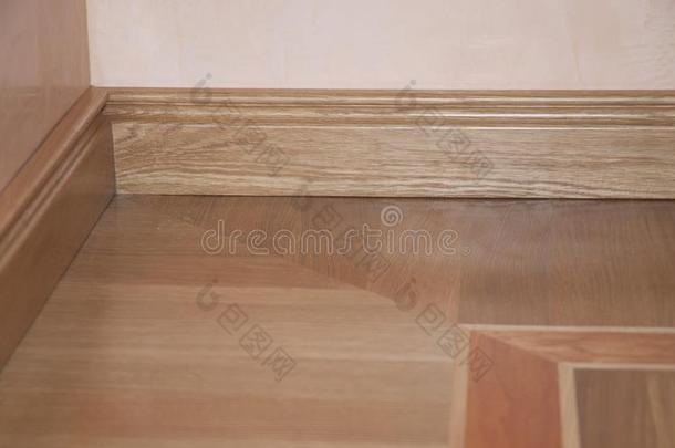 关在上面向木制的板条修理向栎树木材镶木地板安装