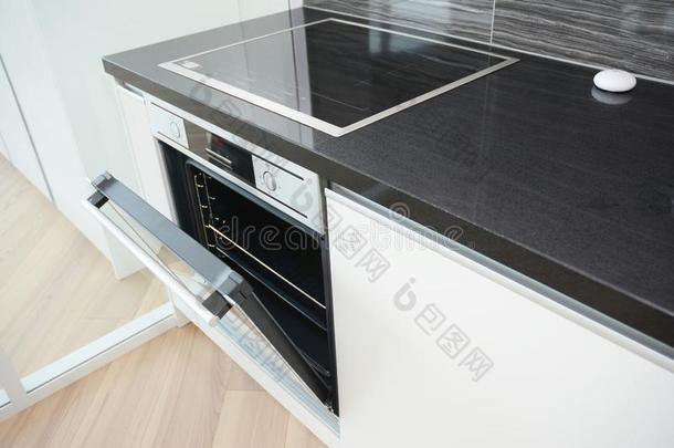 现代的厨房内部和黑的和白色的电的烤箱,electric电的