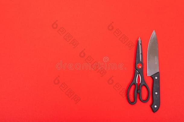 刀和剪刀是隔离的向一红色的b一ckground