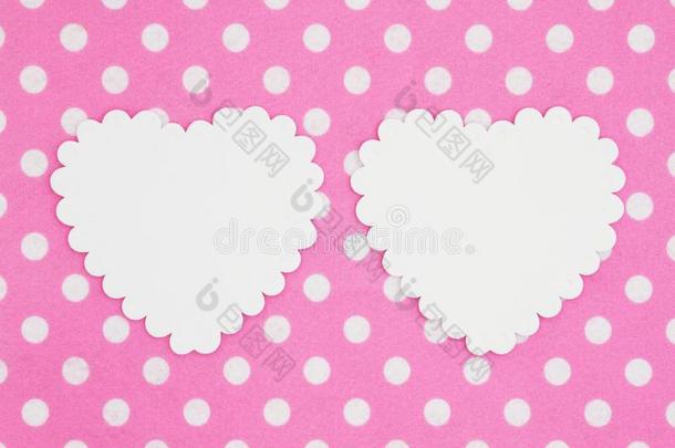 两个空白的白色的心向明亮的粉红色的和白色的波尔卡舞点织物