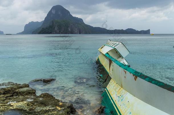 破碎的捕鱼小船处于困境的后的台风采用ra采用y天气采用英语字母表的第5个字母