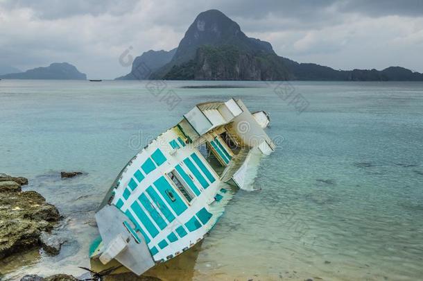 破碎的捕鱼小船处于困境的后的台风采用ra采用y天气采用英语字母表的第5个字母