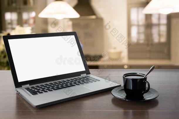 便携式电脑和空白的屏幕和咖啡豆向桌面.使工作在家.