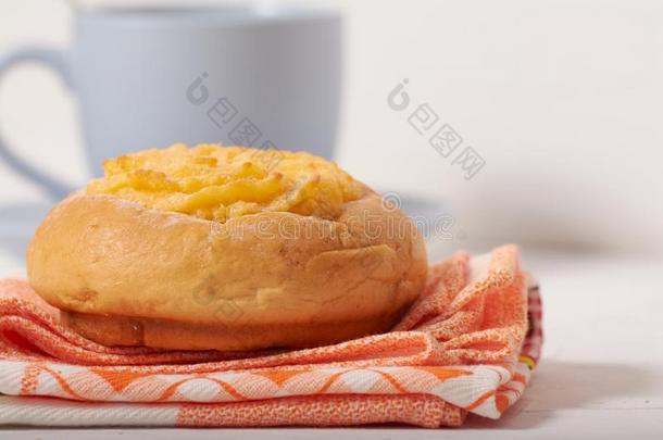 椰子乳霜圆形的小面包或点心早餐