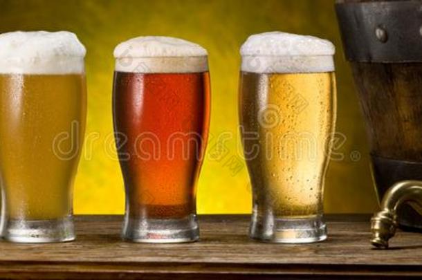眼镜关于啤酒和啤酒桶向指已提到的人木制的表.手艺酿酒厂