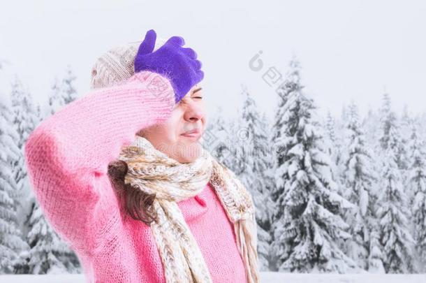 女人所有偏头痛令人同情的额和手