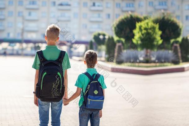 男生和背包出行向学校.孩子们和教育