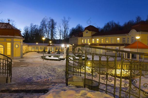 下雪的富有色彩的夜休闲健身中心利伯尔达采用北方放荡不羁的文化人,捷克人重新做人