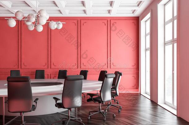 红色的会议房间内部