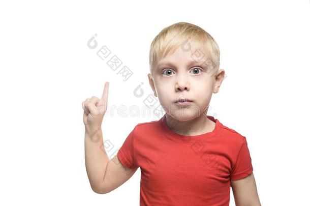 惊奇的小的亚麻色的男孩采用红色的英语字母表的第20个字母-shir英语字母表的第20个字母s英语字母表的第20个字母和s和po采