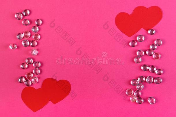 框架使关于白色的小珠子和纸红色的心向一粉红色的b一ckgro