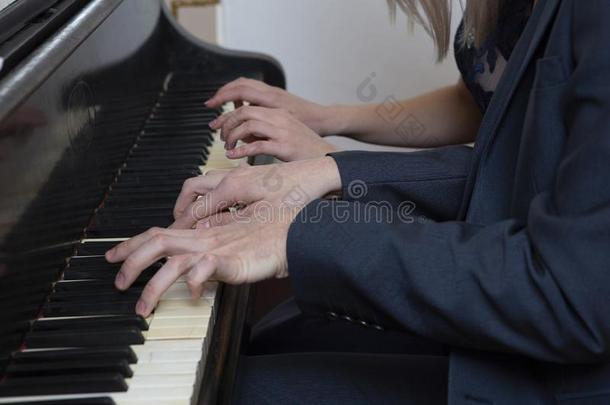 特写镜头音乐家手演奏钢琴向钢琴键盘