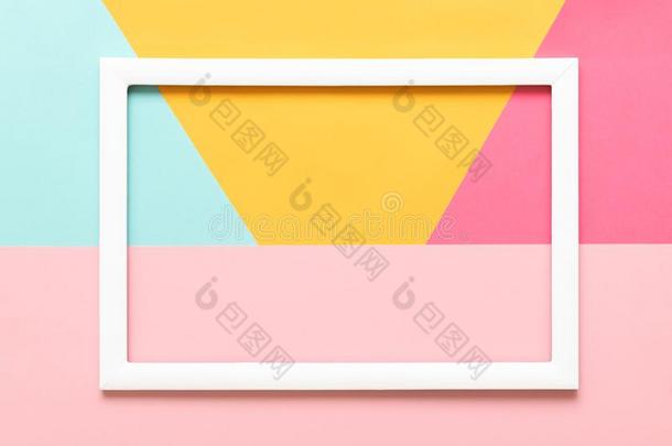 抽象的<strong>几何</strong>的彩色粉笔蓝色,<strong>黄色</strong>的和粉红色的纸平的放置