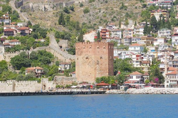 阿拉尼亚斯`地中海的海岸线和长软椅城堡