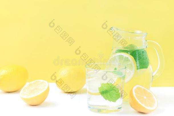 柠檬柠檬ade.柠檬汽水喝.柠檬ade采用指已提到的人n.大罐和柠檬