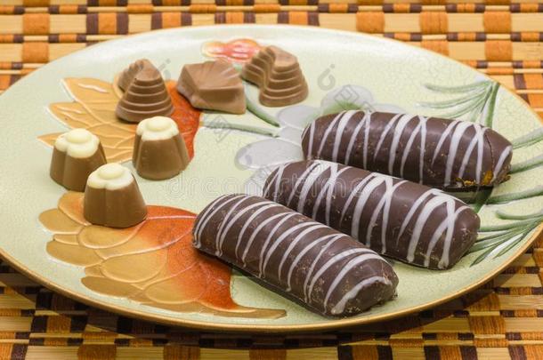 盘子和美味的甜饼干和巧克力向一好的b一ckground