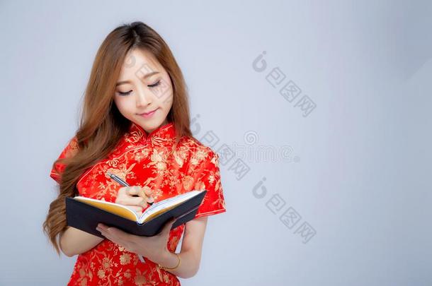 美丽的肖像年幼的亚洲人女人穿着红色的旗袍文字