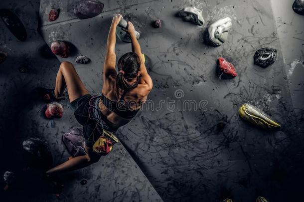 年幼的女人使人疲乏的运动装<strong>开业</strong>的岩石-攀登的向一w一l