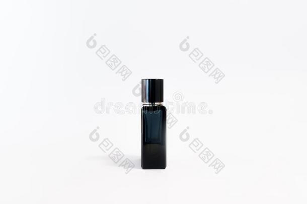 奢侈玻璃香水瓶子向白色的背景.复制品空间为