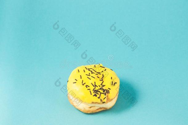 油炸圈饼采用黄色的装玻璃向蓝色背景/油炸圈饼采用黄色的装玻璃