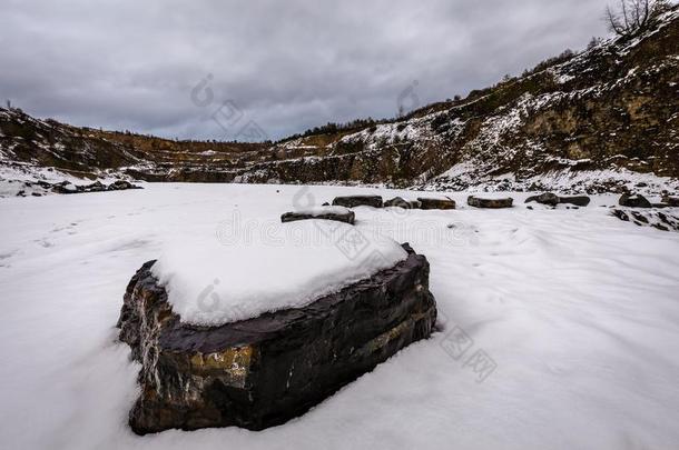 被放弃的石头采石场和大的岩石大量的和雪在近处欢迎光临。