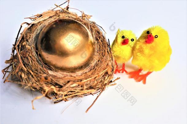 幸福的复活节卡片.金色的复活节鸡蛋