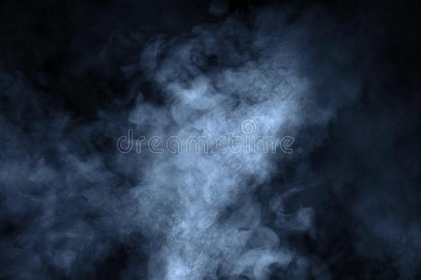 污迹蓝色<strong>烟</strong>向隔离的黑的背景知识.多雾的质地