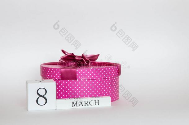 粉红色的前进8赠品盒和一弓向一白色的b一ckground和流