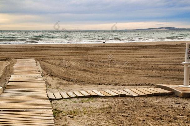 木制的走道向指已提到的人海滩