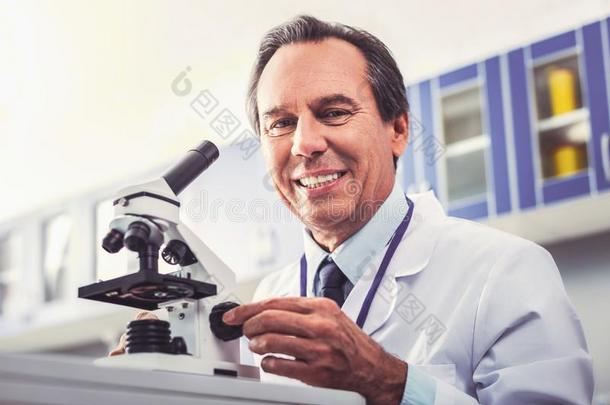 研究员微笑的在期间发明新的科技为显微镜