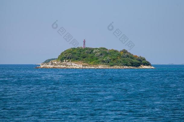 小的无人居住的无人居住的岛采用亚得里亚海的海