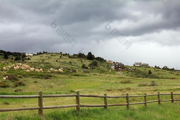 风景优美的夏美国科罗拉多州风景和住宅和有暴风雨的天