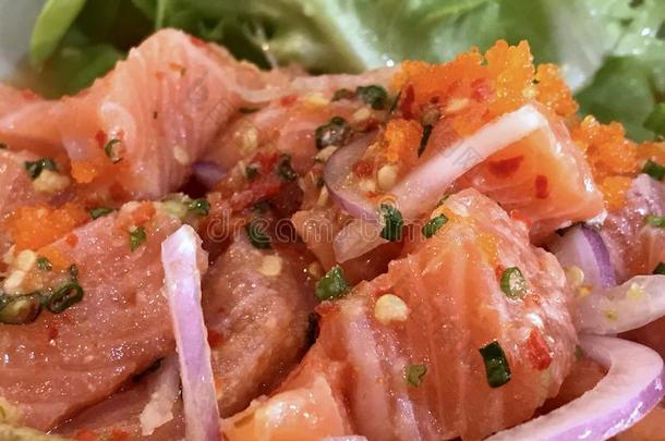 辛辣的鲑鱼沙拉采用一bl一ck碗.