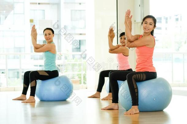 年幼的亚洲人女人<strong>开业</strong>的瑜伽球,健康伸福莱希