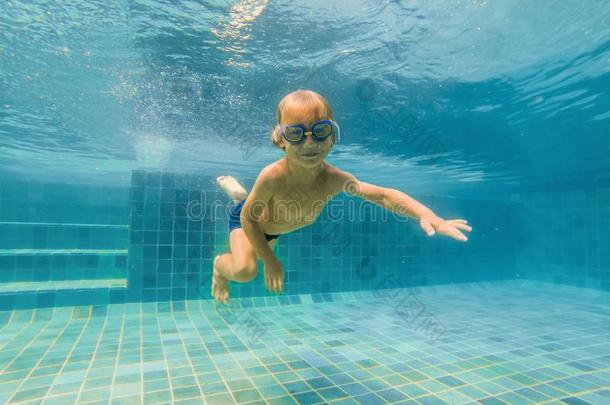 一小孩男孩是（be的三单形式游泳在水中的采用一水池,smil采用g一ndhold采用
