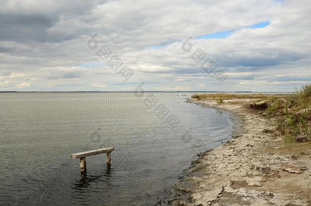 老的下沉木制的捕鱼长凳在指已提到的人湖海岸