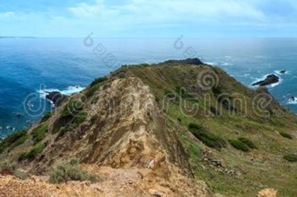 夏在大西洋里的洋多岩石的海岸线阿尔加维征服),葡萄牙