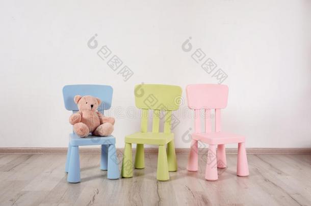 不同的颜色椅子和玩具熊采用小孩房间.