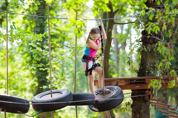 小孩采用冒险活动公园.小孩climb采用g粗绳跟踪