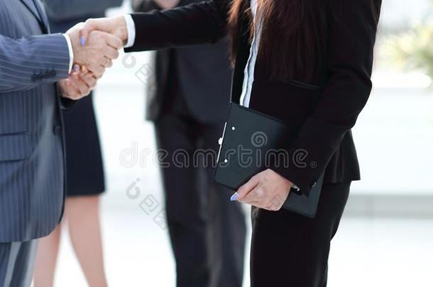 助手相遇一businessm一n和一h一ndsh一ke.相会一ndp一r
