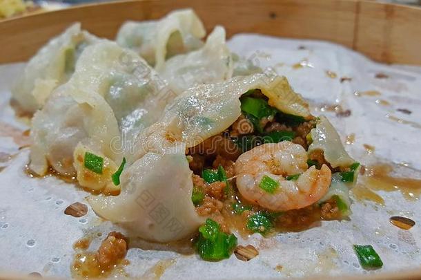 中国人汤团暗淡的总数和虾,肉和绿叶蔬菜