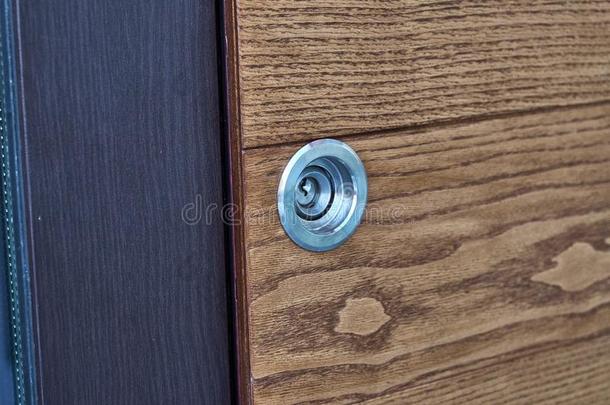 木材装饰的镶板向指已提到的人入口门.关-在上面