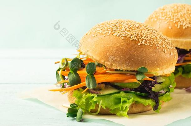 促进食欲的汉堡包从新鲜的芝麻圆形的小面包或<strong>点心</strong>和生的蔬<strong>菜</strong>和