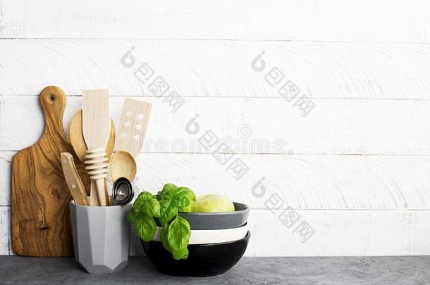 厨房架子和器具和餐具反对一白色的木制的