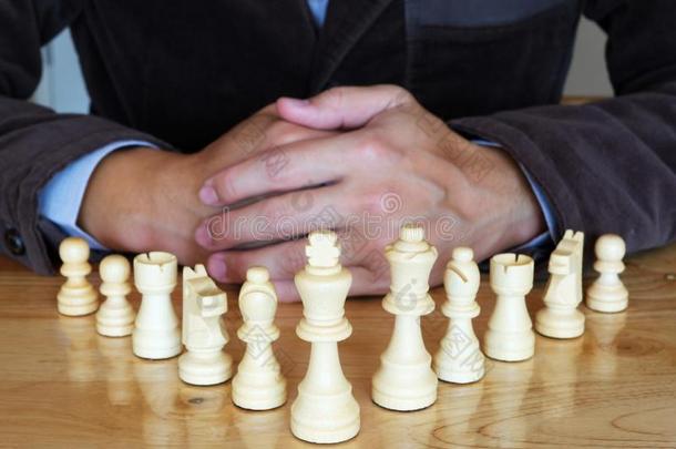 商业男人演奏棋游戏向木制的表.商业人名